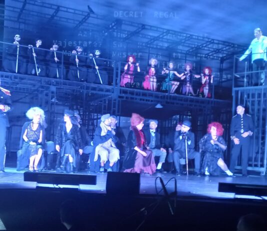 Triumf la TNB cu OPERA DE TREI PARALE a lui Bertolt Brecht, în regia lui Gelu Colceag