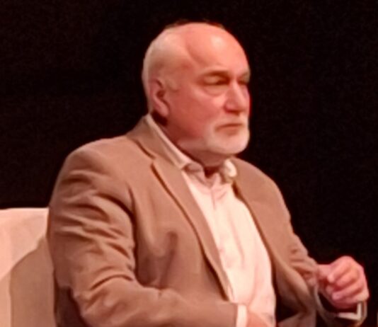 Cartea de poezie: Noile „şoapte” ale domnului Varujan Vosganian în „150 de proeme”